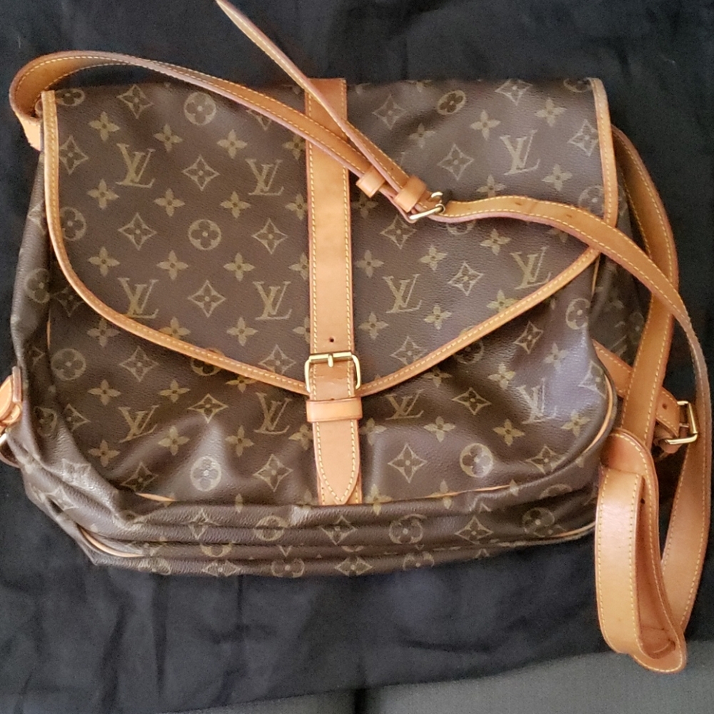💯% Authentic Louis Vuitton Samur 35
